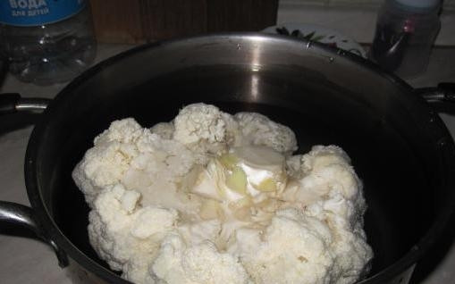 1. Этап. Цветная капуста запеченная в духовке со сметаной: В глубокую кастрюлю наливаем воду и ставим на огонь. Когда вода закипит, солим ее и помещаем в нее целый кочан цветной капусты и варим в течение 10 минут. Затем сливаем воду и даем капусте остыть.