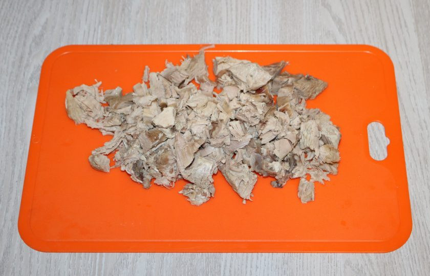 1. Этап. Домашний зельц из свиной рульки: Мясо нарежьте кусочками.