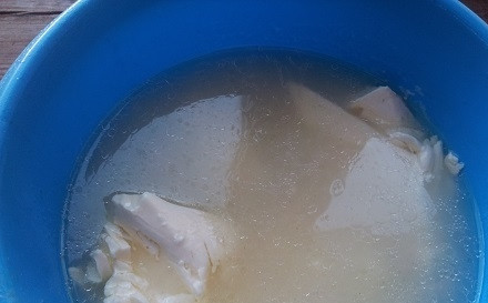 1. Этап. Сырный суп со свининой: 4. Сырки нарезаем мелким кубиком. Во вторую часть бульона добавляем сырки, разминаем их вилкой, перемешиваем до растворения, переливаем в бульон, что закипает на плите.