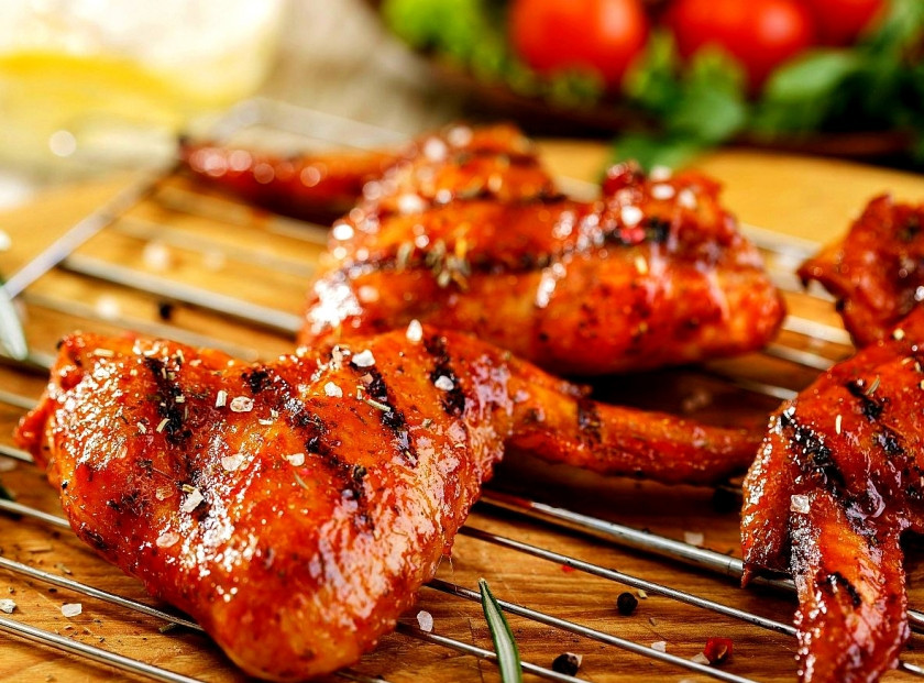 1. Этап. Крылышки на мангале: Естественно, крылья нужно жарить с двух сторон. С решеткой это сделать просто. Жар неплохой, крылышки приготовились быстро. А в углях еще и картошка запеклась. Не забудьте взять с собой зелень. Приятных вам посиделок у мангала!