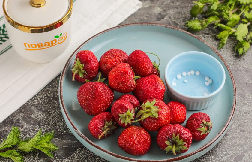 1. Этап. Кето-варенье из клубники на зиму: Клубнику выбирайте не сочных сортов, чтобы варенье получилось вязким и его не пришлось долго уваривать.