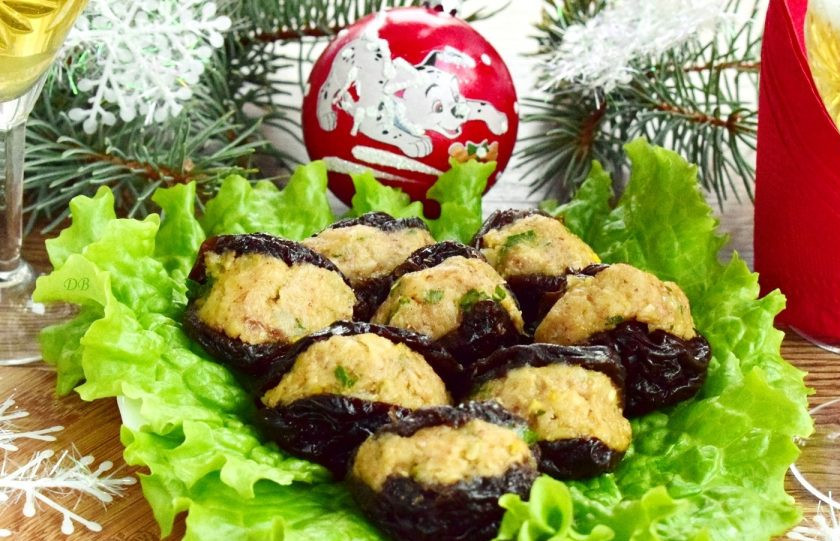 1. Этап. Мидии из чернослива: Наполните начинкой створки 