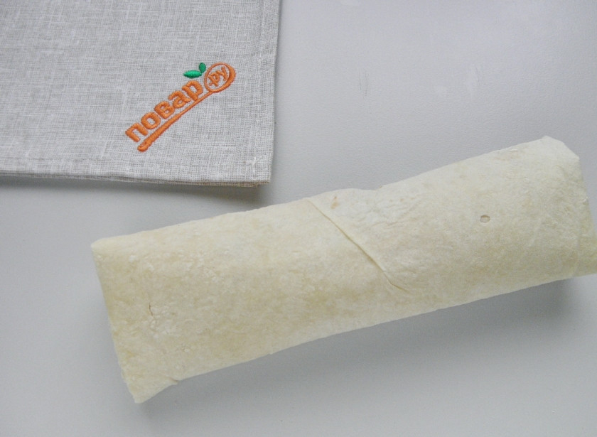 1. Этап. Шаурма (классический рецепт): Заверните конвертиком так, чтобы бока были закрыты. Постарайтесь плотно свернуть шаурму и отправьте ее на чистую и сухую сковороду (если есть гриль, это будет лучшим решением) на несколько минут до зарумянивания с обеих сторон.