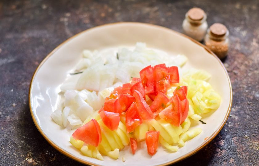 1. Этап. Фунчоза с тунцом: Очистите лук, сполосните и просушите, нарежьте лук мелкими кубиками. Нарежьте также полосками перец и небольшими кусочками помидоры.