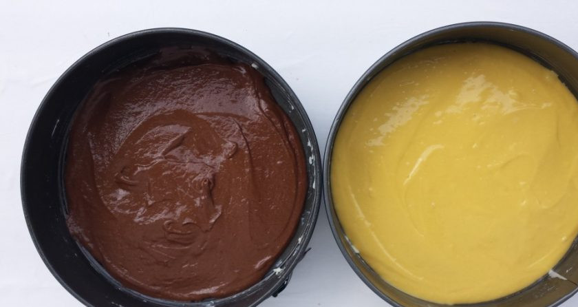 1. Этап. Бисквитный торт Графские развалины: 8. Две формы для выпекания смазываю маслом, половину теста выливаю в одну форму, ко второй половине теста добавляю какао и еще раз перемешиваю миксером, затем выливаю шоколадное тесто во вторую форму.