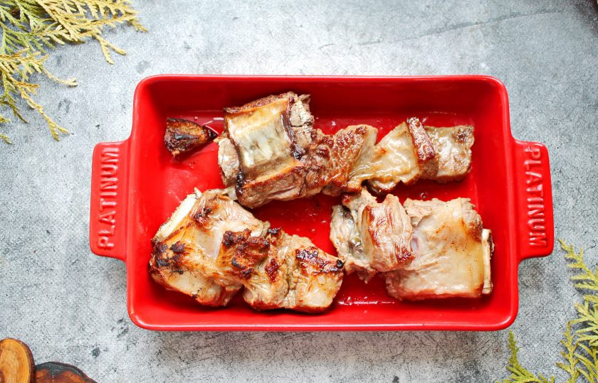 1. Этап. Ребра Кальби в духовке: В сковороду налейте растительное масло и разогрейте на сильном огне. Выложите ребрышки и обжаривайте их с двух сторон до золотистой корочки. Переложите мясо в форму для запекания.