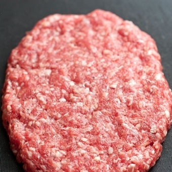 1. Этап. Домашний гамбургер с ржаным хлебом: Формируем из фарша котлетки (из указанного количества ингредиентов выйдет две котлетки). Котлетка должна быть достаточно большой по площади, но тонкой (около 1 см толщиной).