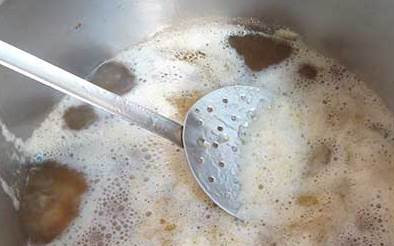 1. Этап. Узбекская шурпа из говядины: После того как вода закипит, убираем образовавшуюся пену и делаем слабый огонь и варим в течение часа.