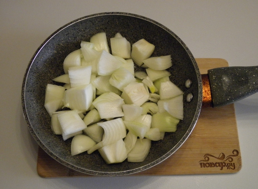 1. Этап. Сырный суп из плавленых сырков: Очищенный лук порежьте крупно и обжарьте на масле до полуготовности.