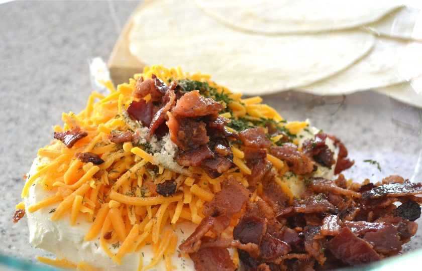 1. Этап. Рулетики в лаваше: В чашу миксера сложите следующие ингредиенты: сливочный сыр, тертый чеддер, рубленый бекон, травы, мелко порезанный лук и измельченный чеснок.