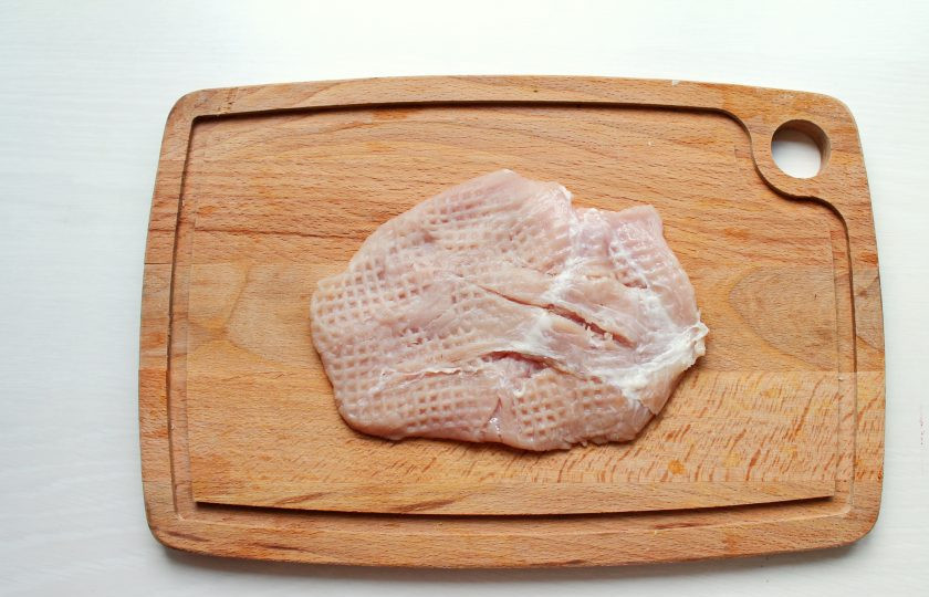 1. Этап. Свинина с маринованными помидорами: Свинину сполосните, обсушите и нарежьте на стейки. Немного отбейте мясо, посолите и поперчите.