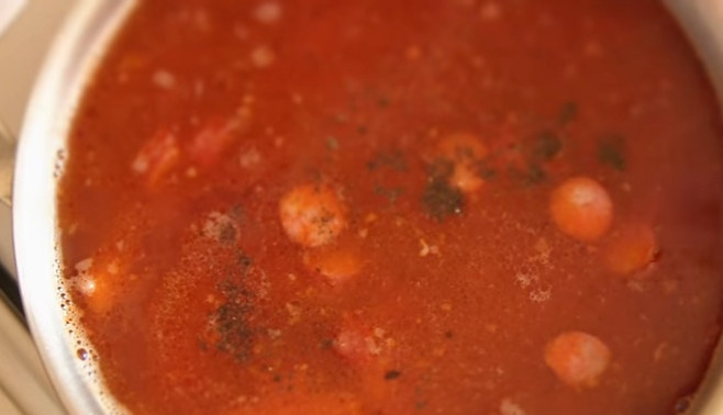 1. Этап. Солянка сборная мясная с колбасой: 6. Зажарку отправьте в бульон, туда же — мясо, колбасу, ветчину и сосиски. Посолите, добавьте черного перца и варите 10 минут. Накройте крышкой и дайте настояться 15 минут.