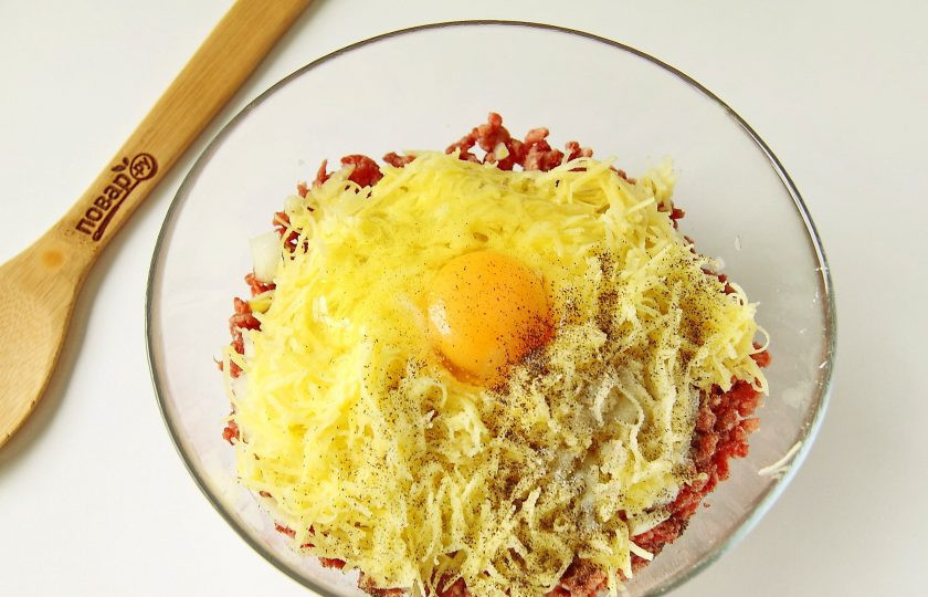 1. Этап. Котлета по-хлыновски: Яйцо, соль и перец по вкусу.