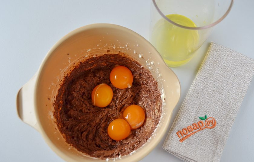 1. Этап. Торт 3 шоколада: 6. Отделите желтки от белков. Желтки взбейте с шоколадно-масляной смесью, а белки — до устойчивы пиков, в процессе добавьте сахар.