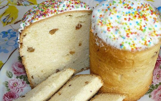 1. Этап. Кулич на дрожжах: Приготовьте глазурь. Белок взбейте с сахаром. Смажьте ею верх куличей. Можете посыпать разноцветным драже.