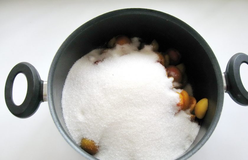 1. Этап. Абрикосовое варенье с ванилью: Засыпьте абрикосы сахаром и налейте один стакан воды.