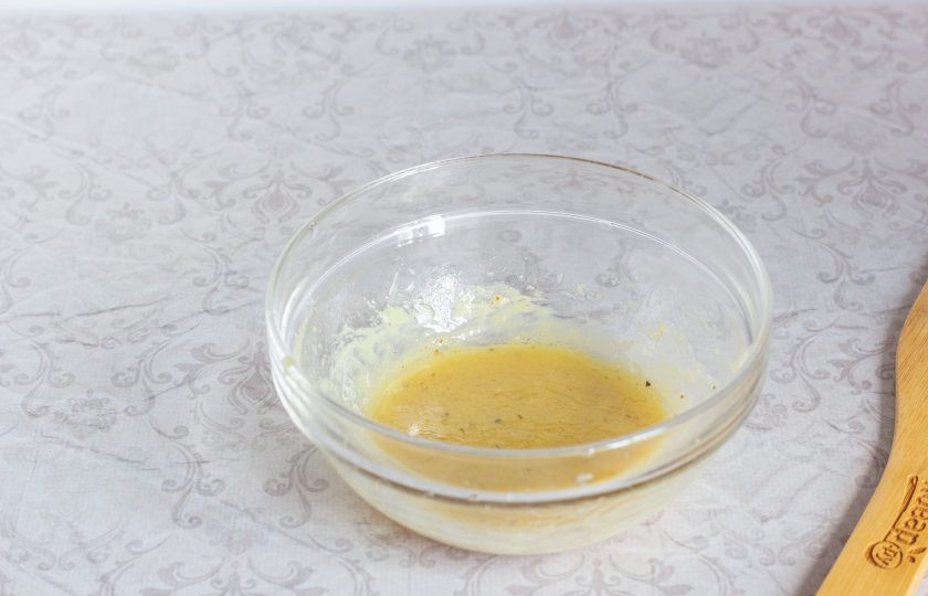 1. Этап. Молодой картофель по-португальски в горчичной заправке: Пока варится картофель, подготовьте соус. Тщательно взбейте вилкой растительное масло и горчицу. Добавьте соль и перец по вкусу.