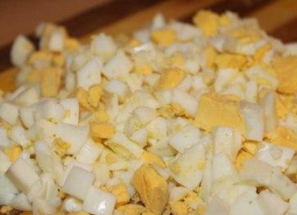 1. Этап. Блинчики с мясом и яйцом: Яйца варим и режем на кубики.