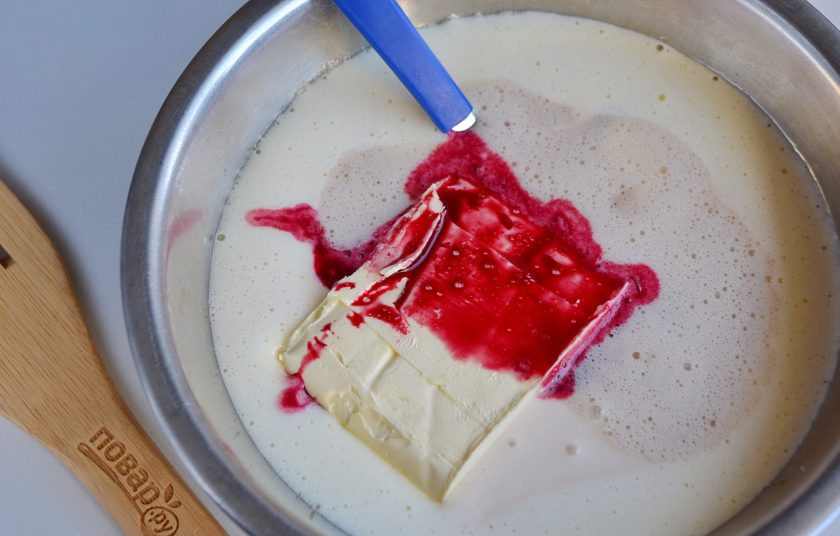 1. Этап. Плюшки Для любимых: К желткам добавьте теплую ряженку, щепотку соли, мягкий маргарин, свекольный сок и дрожжи. Перемешайте.