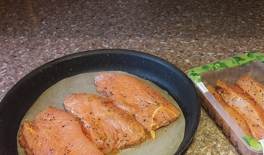 1. Этап. Острая начинка для мексиканских блинов: Приготовить начинку: испечь индейку в духовке.