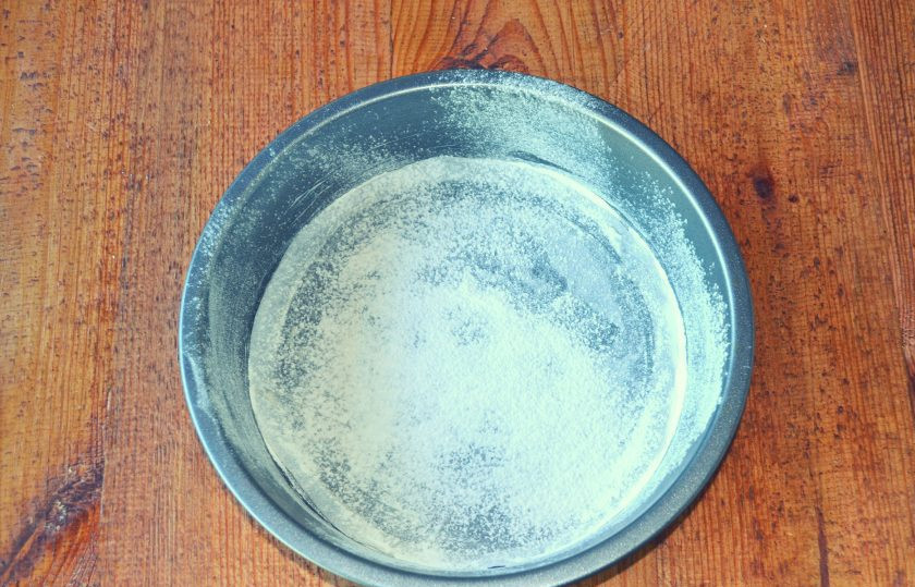 1. Этап. Торт Темный Ларри: Жаропрочную форму смажьте сливочным маслом, выложите на дно пергамент. Смажьте и его маслом и присыпьте форму мукой.