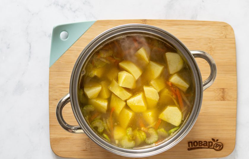 1. Этап. Постный суп из маша: В это время очистите картофель от кожуры и нарежьте его кубиками. Добавьте в кастрюлю вместе с лавровым листом. Подсолите и поперчите суп по вкусу и варите еще 15 минут на среднем огне.