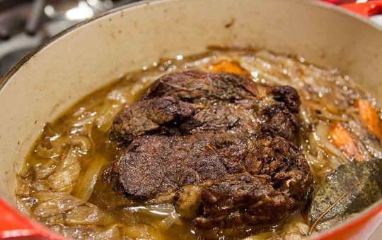 1. Этап. Говядина, тушеная в казане: 5. Доведите до кипения и уменьшите огонь на минимум, накройте казанок крышкой и тушите около 3,5-4,5 часов.