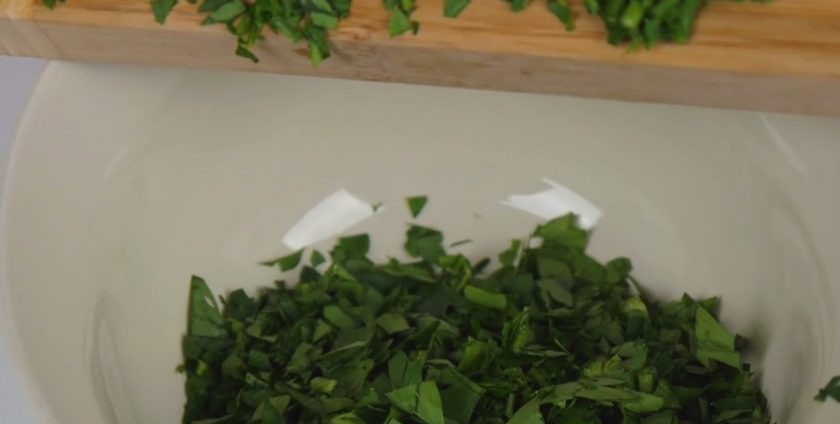 1. Этап. Салат из кабачков под зеленой заправкой: 2. Посыпьте кабачки сушеным базиликом и отправьте в разогретую до 190 градусов духовку на 10-15 минут. Полностью остудите. Мелко нарежьте зелень и укроп. Помидоры нарежьте небольшими кусочками.