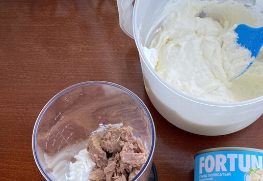 1. Этап. Закусочный шпинатный торт: Взбейте сливки до устойчивых пиков. Сливочный сыр и 1,5 банки консервированного тунца ТМ 