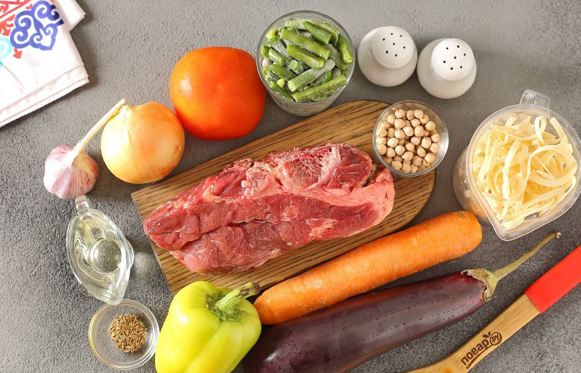 1. Этап. Лагман по-таджикски: Подготовьте все ингредиенты. Нут предварительно залейте кипятком и оставьте на 5-6 часов.