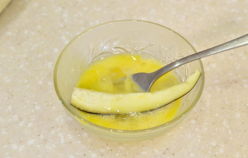 1. Этап. Палочки из баклажанов: Каждую полоску окуните в яйцо.