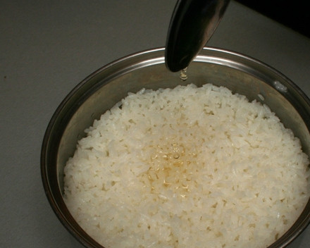 1. Этап. Суши Роллы Маки: 2. Подготовьте рисовую приправу. В маленькую кастрюльку влейте рисовый уксус (4 ст. ложки на 1,5 стакана риса), добавив в него сахар и соль. Прогревайте смесь до растворения сахара, но не давайте закипеть. Готовый рис переложите в другую посуду. Предварительно протрите ее стенки кусочком лимона. В еще не остывший рис постепенно вливайте приправу. Аккуратно перемешивайте. Из риса, остывшего до температуры тела, начинайте готовить суши.