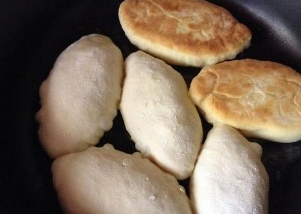 1. Этап. Пирожки жареные (на кефире): 9. Разогрейте сковороду с растительным маслом и выложите пирожки, обжаривайте с каждой стороны до румяной корочки.