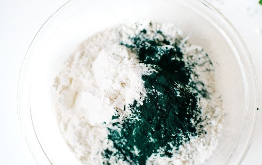 1. Этап. Зеленые макароны: 2. В глубокую мисочку просейте муку. Добавьте водоросли и перемешайте.