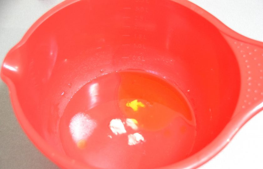 1. Этап. Пицца Пикантная: В теплой воде растворите дрожжи, соль и сахар, слейте столовую ложку оливкового масла, добавьте муку.