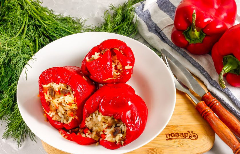 1. Этап. Фаршированные гогошары: Готовые фаршированные гогошары подайте горячими к столу вместе со сметаной или нежирным майонезом.