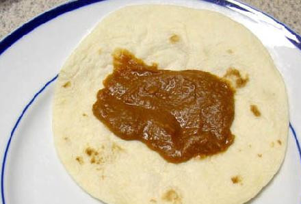 1. Этап. Фахитас с курицей: На лепешку намазываем бобовый соус.