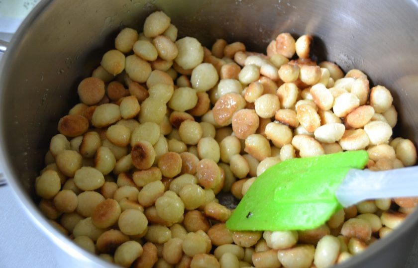 1. Этап. Тейглах: Сложите в кастрюлю 