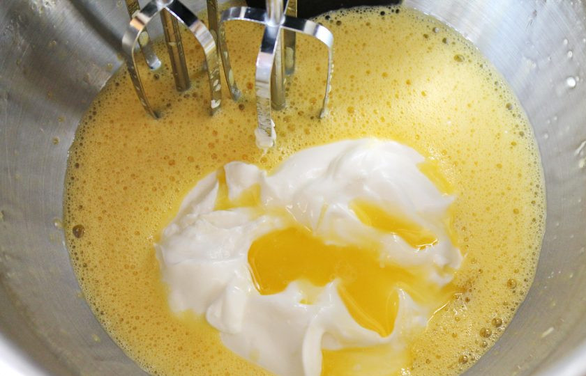 1. Этап. Творожный пирог с брусникой: Влейте растопленное масло. Перемешайте до однородной массы.