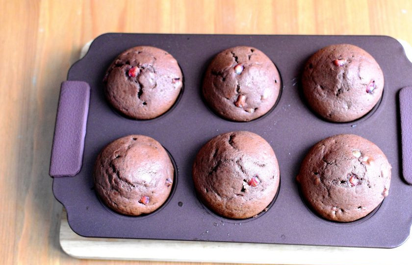 1. Этап. Капкейки с гранатом: Выпекайте в прогретой до 180 градусов духовке минут 15-20. Не пересушивайте кексики, тогда они будут особенно нежными.