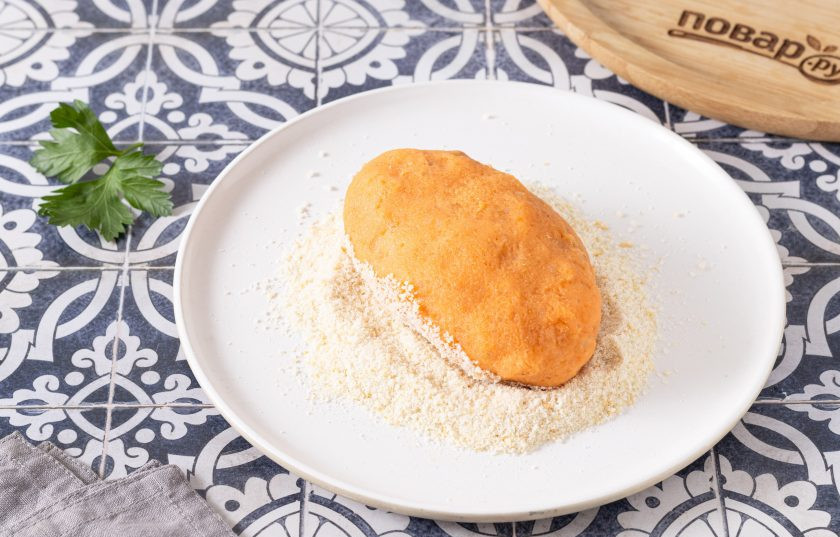 1. Этап. Зразы из батата: Обваляйте зразы в панировочных сухарях.