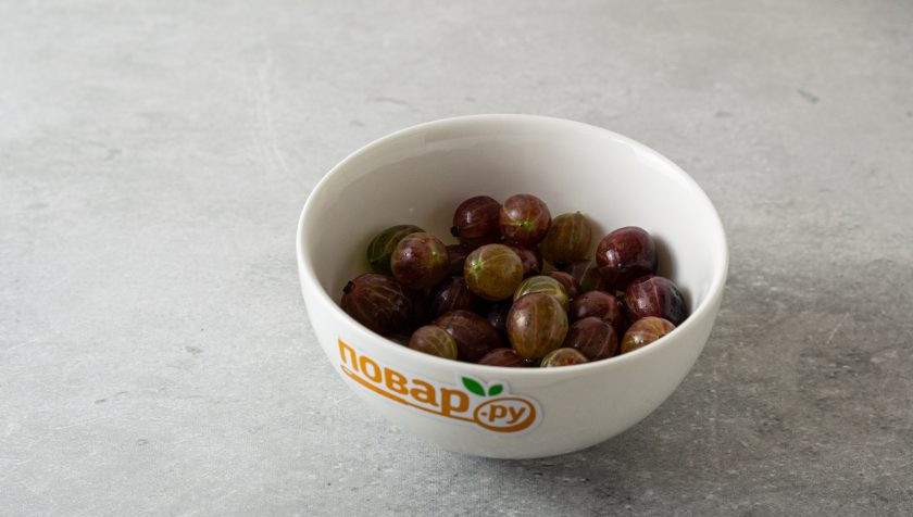 1. Этап. Маринованные огурцы с крыжовником: Крыжовник помойте, переберите, удалите хвостики и веточки.