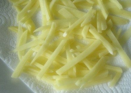 1. Этап. Рыба по-английски: Картофель вымыть, почистить и нарезать соломкой. Тщательно обсушить на полотенце.