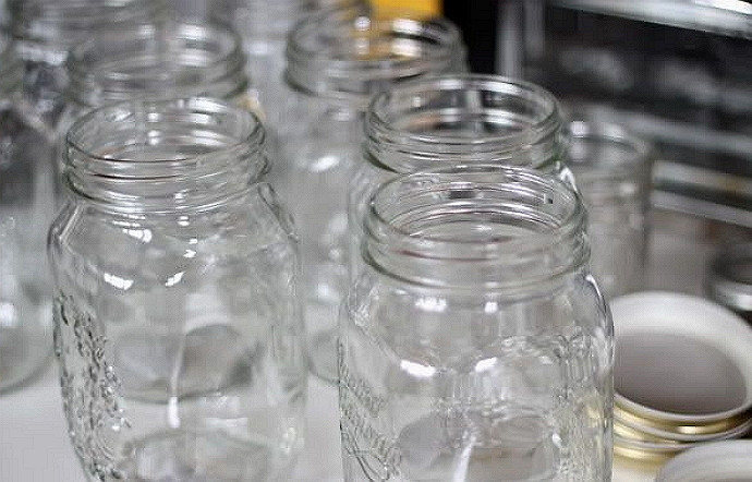 1. Этап. Варенье из красной смородины (желе): 6. Параллельно вымойте и простерилизуйте банки.