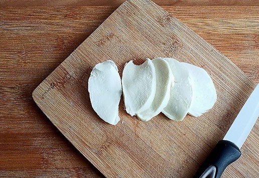 1. Этап. Тефтели с кабачком в томатном соусе: Я покрою тефтели в конце приготовления кусочками моцареллы. Нарезала половину большого шарика моцареллы на количество тефтелей.