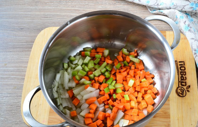 1. Этап. Свиные отбивные с сюрпризом: Лук, морковь и сельдерей порежьте на небольшие кубики, сложите в кастрюлю с разогретым растительным маслом и обжарьте в течение 3-5 минут.