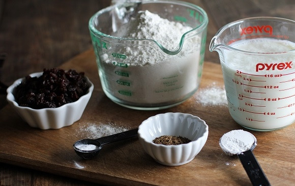 1. Этап. Ирландский содовый хлеб: 1. Вот такой довольно скромный набор ингредиентов потребуется, чтобы повторить этот рецепт приготовления ирландского содового хлеба на вашей кухне.