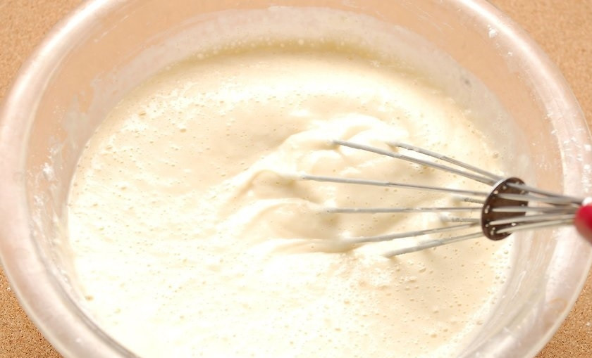 1. Этап. Блинчики с Нутеллой: 4. Хорошенько перемешайте смесь, чтобы не было комочков.