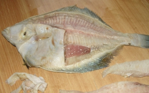 1. Этап. Камбала, запеченная с овощами: Можно купить филе камбалы, а можно разделать рыбку самому. Отделяем филе камбалы от костей.