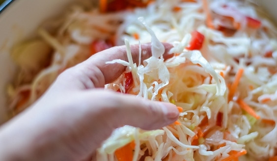 1. Этап. Маринованная капуста с луком: Маринад залейте к овощам. Ещё раз всё перемешайте.